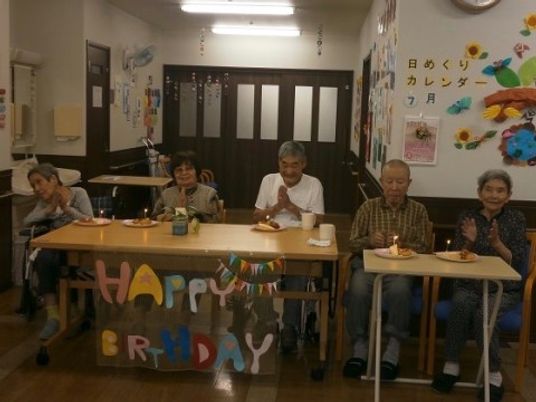 誕生日祝いの食堂風景