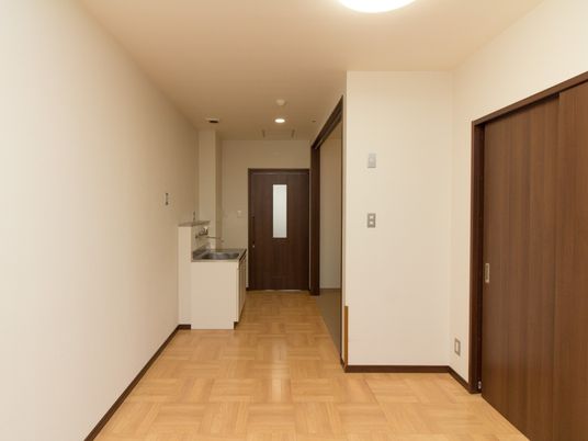 洋室の入り口と洗面所