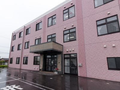 ピンク色の建物の外観