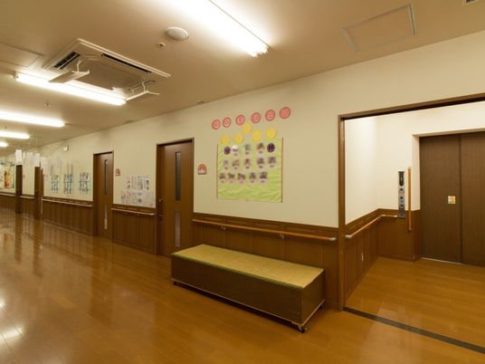 明るい廊下と掲示物