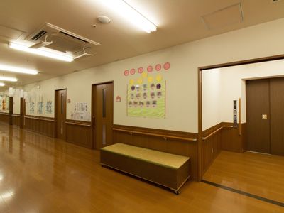 明るい廊下と掲示物