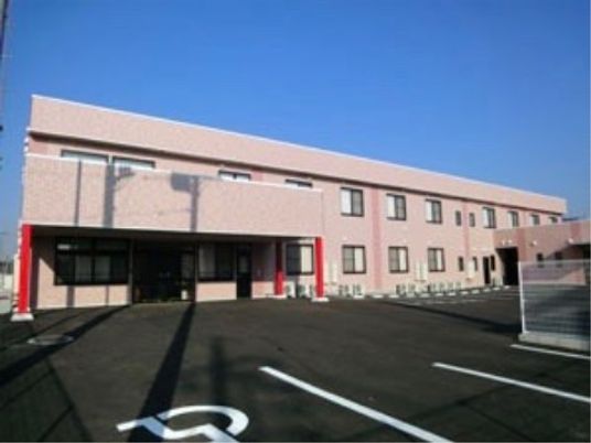 ピンクの壁の建物外観