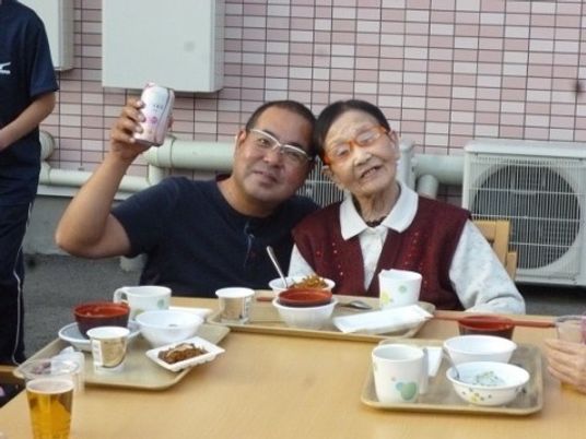 明るい笑顔の食事の時間