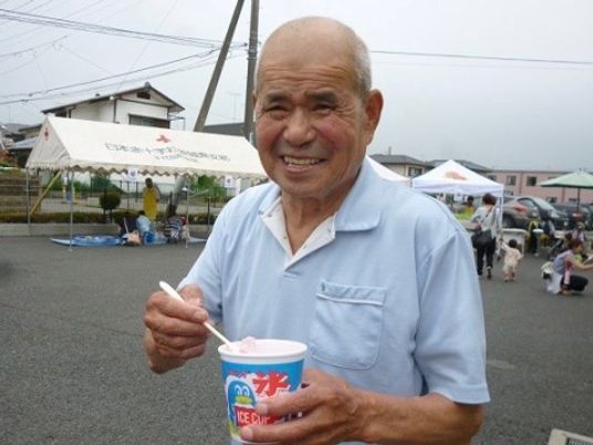 楽しそうな高齢者男性