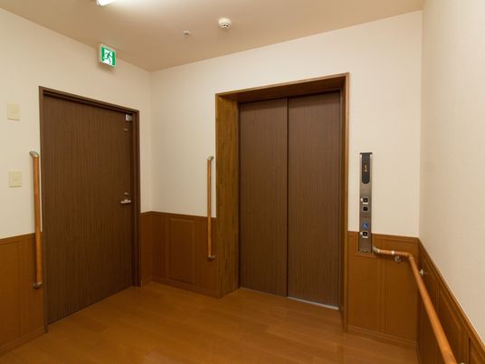 廊下のエレベーター前