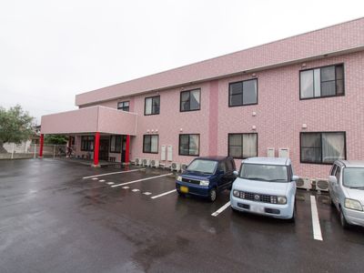 ピンクの壁の建物外観