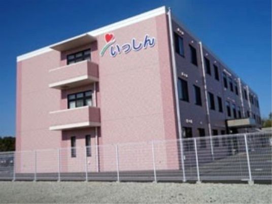 ピンク色の建物外観