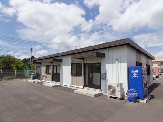 明るい外観の建物