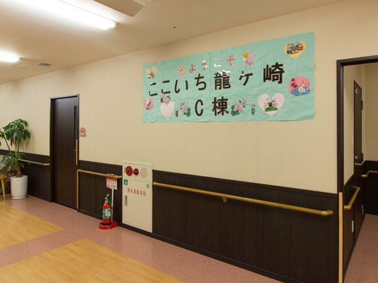 廊下に掲示物と扉