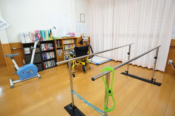 リハビリ用具と本棚
