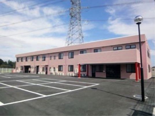 ピンクの外壁の建物