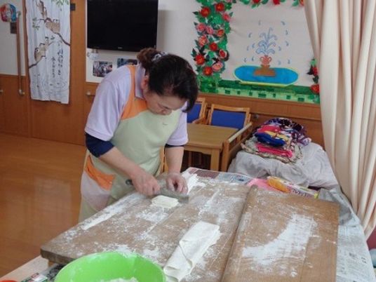 手作業をする女性