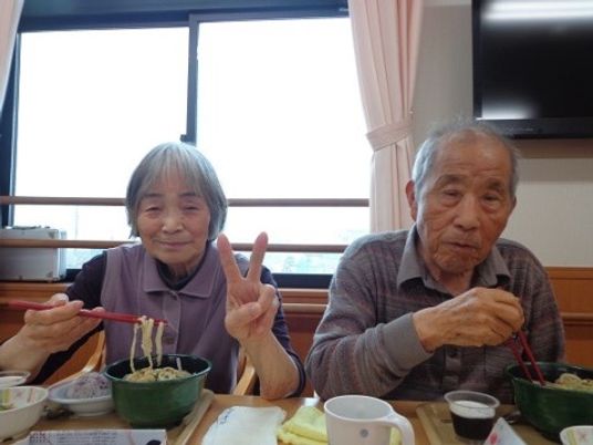 食事を楽しむ高齢者二人