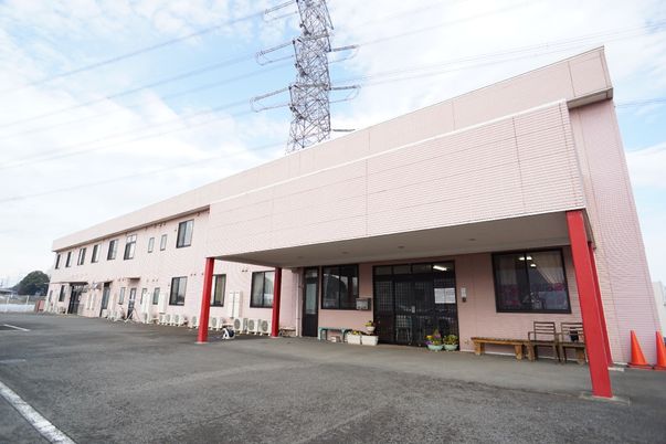 ピンクの建物の外観
