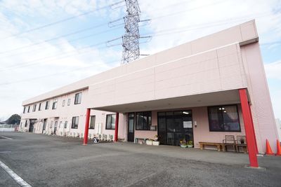 ピンクの建物の外観
