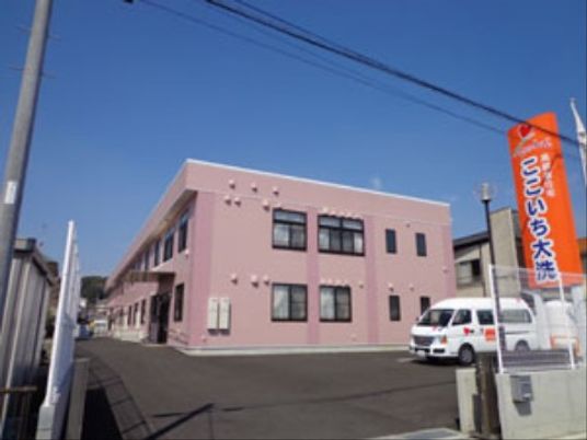 ピンクの建物外観
