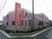 ピンクの建物と看板