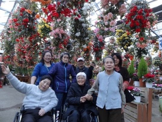 花に囲まれた人々