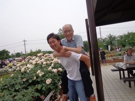 笑顔の二人と花壇