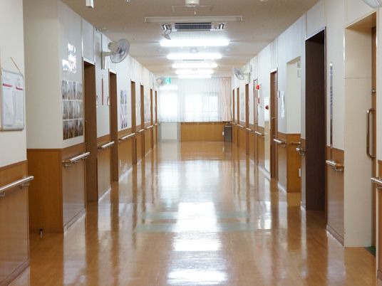 明るい広々とした廊下