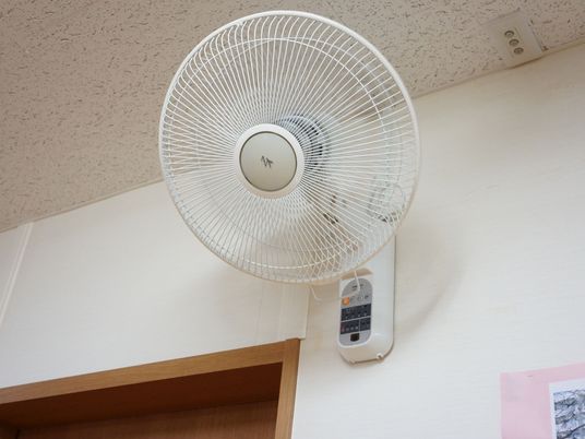 壁に取り付けられた扇風機