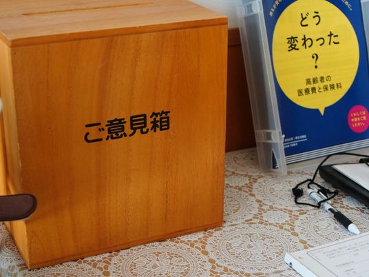 情報を提供する机