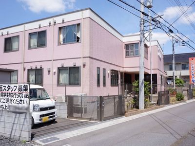 ピンクの外壁の建物外観