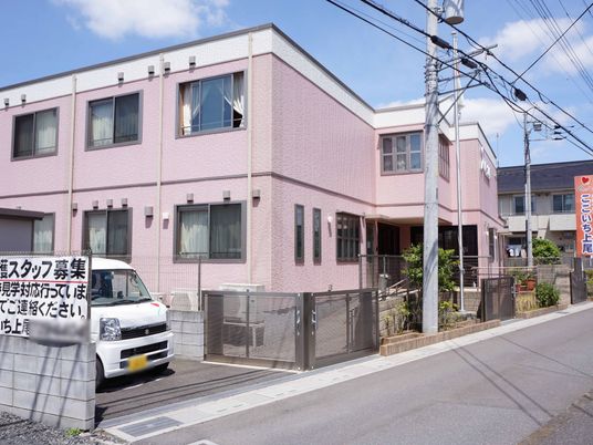 ピンクの外壁の建物外観