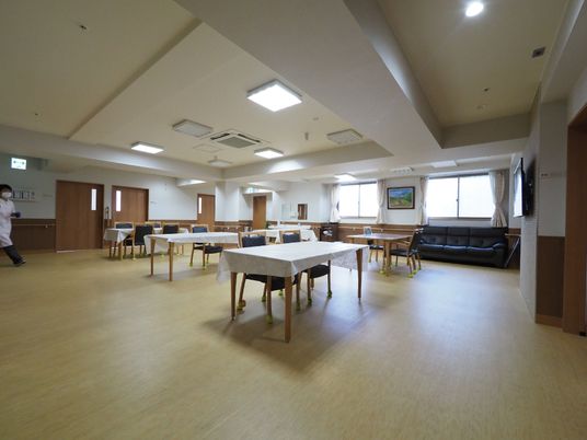 広々とした明るい食堂