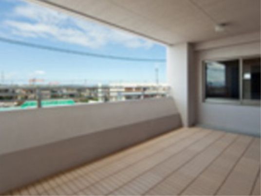 明るい開放的なテラス