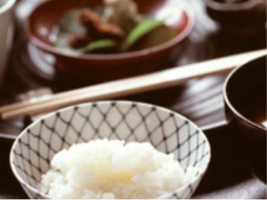 和食を盛り付けた食器