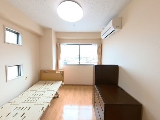 窓のある明るい居室