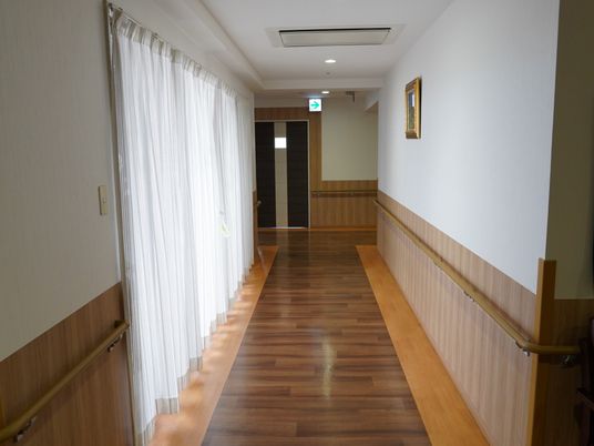 窓際の廊下