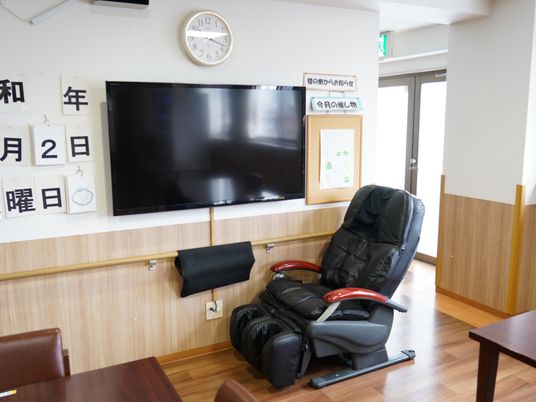 椅子とテレビのあるリビング