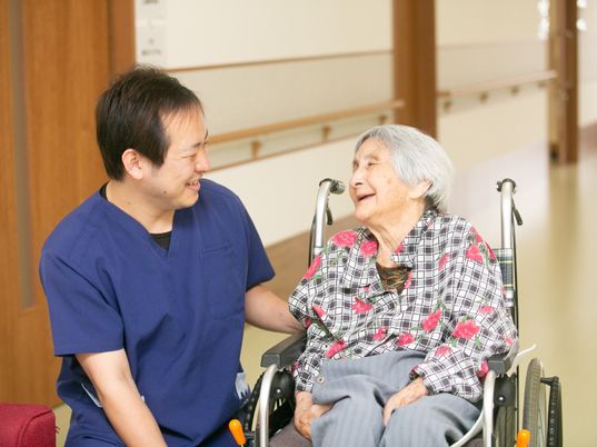 笑顔交わす利用者と職員