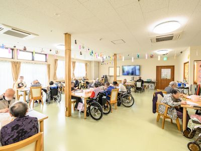 共有スペースで活動する人々