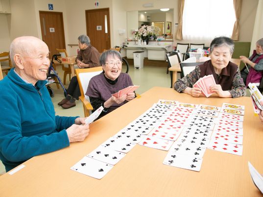 楽しい時を過ごす高齢者たち