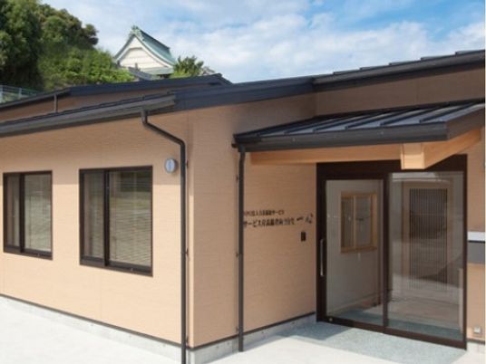 明るい印象の建物入り口