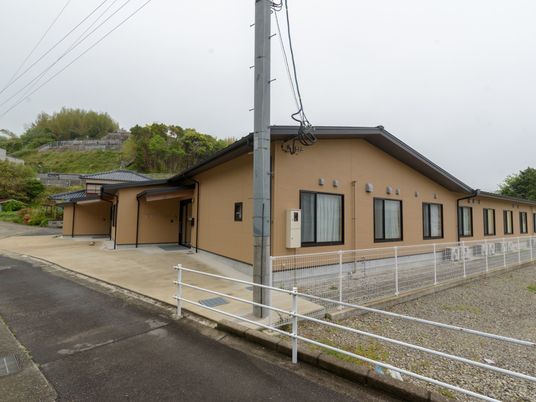 茶色い建物の一階建て外観