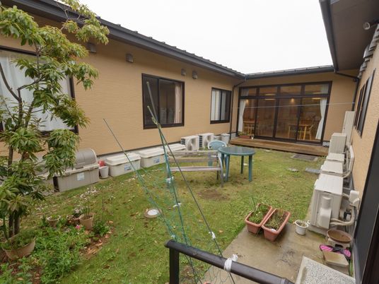 中庭のひだまりスペース