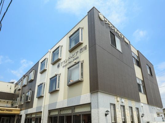 明るい建物の外観