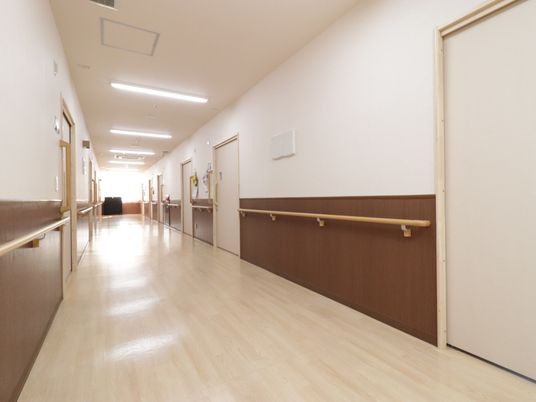 明るく広い廊下