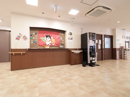 明るい受付と自動販売機
