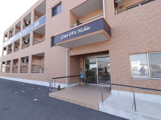 明るい建物のエントランス