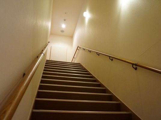 安全な手摺付きの階段