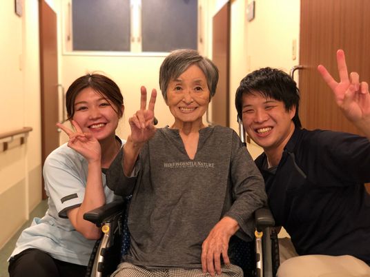笑顔のスタッフと利用者