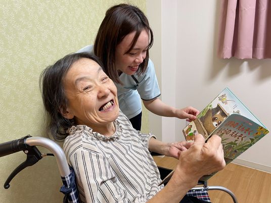 介護職員と利用者の読書