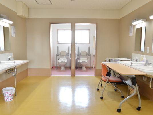 清潔な介護施設のトイレ