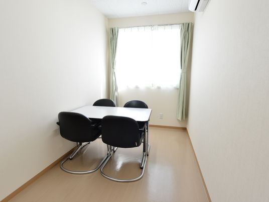 清潔な居室のテーブルと椅子