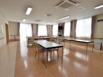 広々とした明るい食堂